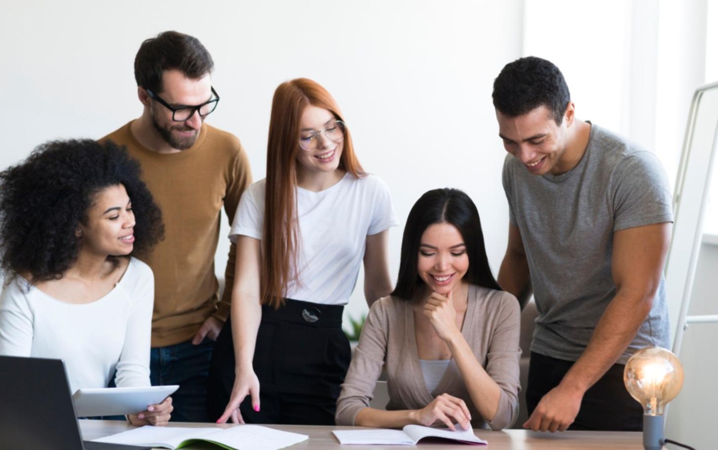 Grupa specjalistów podczas praktycznych ćwiczeń z zarządzania przypadkiem